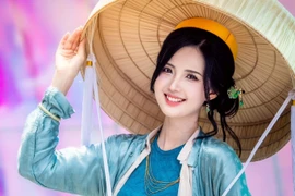 Diện cổ phục siêu đẹp, nữ tiếp viên hàng không gây sốt mạng