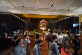 Đông đảo người dân cung kính chiêm bái xá lợi Đức Phật 