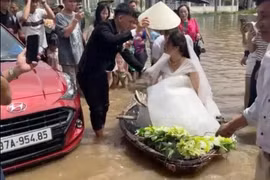 Cười ngày mưa lũ, chú rể dùng thuyền rước dâu vào hôn trường