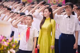 Netizen đua nhau truy tìm cô giáo gây đốn tim trong lễ khai giảng 