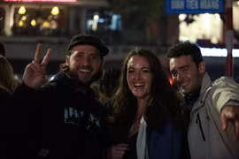 Du khách Tây thích thú đón giao thừa Tết Nguyên đán 2024 tại Hồ Gươm