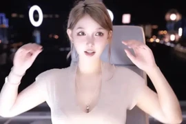 Đang livestream thì ngủ quên, gái xinh lộ khoảnh khắc nhạy cảm