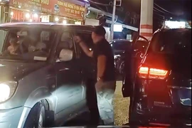 Người đàn ông đập kính ô tô, hành hung tài xế trên đường