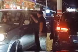 Người đàn ông đập kính ô tô, hành hung tài xế trên đường