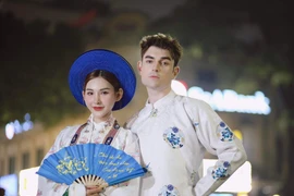 Mặc cổ phục Việt lên phố đi bộ, DJ miền Tây gây bão mạng