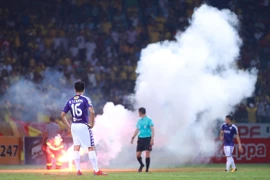 CĐV Nam Định bắn pháo sáng trúng fan nữ, Hà Nội FC bị phạt 85 triệu