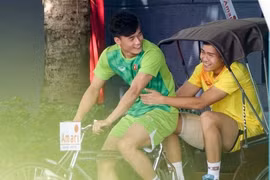 Vừa được khen, thủ môn quốc dân Bùi Tiến Dũng bất ngờ "đổi nghề"