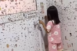 Mua sticker để con bớt xem điện thoại, người mẹ nhận cái kết đắng