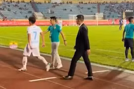 Hồng Duy nói gì sau khi từ chối bắt tay HLV Thép xanh Nam Định?