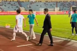 Hồng Duy nói gì sau khi từ chối bắt tay HLV Thép xanh Nam Định?