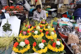 “Chợ nhà giàu” nhộn nhịp khách mua mâm cỗ cúng giao thừa