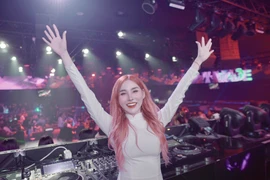 Nữ DJ miền Tây diện áo dài chơi nhạc gây tranh cãi