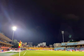 Sự cố điện, Hà Nội FC và Hải Phòng thi đấu thiếu ánh sáng