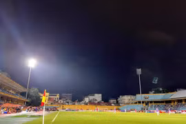 Sự cố điện, Hà Nội FC và Hải Phòng thi đấu thiếu ánh sáng