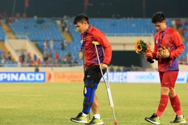 Xúc động hình ảnh cầu thủ U23 Việt Nam chống nạng nhận HCV