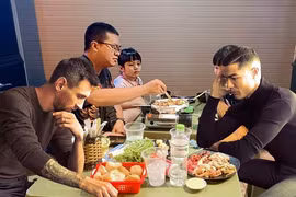 Ảnh Ronaldo chơi cờ vua với Messi qua tay netizen Việt sẽ ra sao?