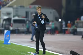 Thảm bại trước U23 Thái Lan, HLV U23 Campuchia có biểu cảm lạ