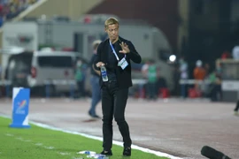 Thảm bại trước U23 Thái Lan, HLV U23 Campuchia có biểu cảm lạ