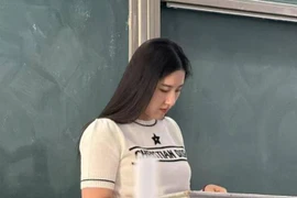 Nữ giảng viên giống hệt Lưu Diệc Phi gây bão khắp cõi mạng