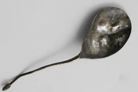 Chiếc thìa cũ như miếng sắt vụn được bán với giá hơn 75 triệu đồng