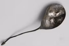 Chiếc thìa cũ như miếng sắt vụn được bán với giá hơn 75 triệu đồng