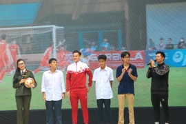 Đội trưởng CLB Công an Hà Nội tuyên truyền Luật Giao thông đường bộ