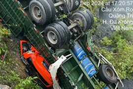 Xe chở than lao xuống cầu, tài xế kẹt trong ca bin