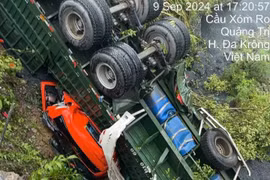 Xe chở than lao xuống cầu, tài xế kẹt trong ca bin