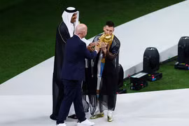 Messi mặc áo choàng mặc khi nhận cúp vàng có ý nghĩa gì?