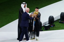 Messi mặc áo choàng mặc khi nhận cúp vàng có ý nghĩa gì?