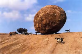 Sửng sốt “đá của Chúa trời” 250 tấn thăng bằng vĩnh cửu trên sườn đồi 