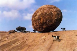 Sửng sốt “đá của Chúa trời” 250 tấn thăng bằng vĩnh cửu trên sườn đồi 