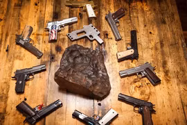 Chiêm ngưỡng khẩu súng đặc biệt làm từ thiên thạch giá lên tới 4,5 triệu USD