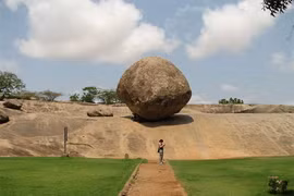 Ngỡ ngàng “đá của Chúa trời” 250 tấn thăng bằng vĩnh cửu trên sườn đồi 