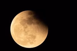 Loạt ảnh “Trăng máu hải ly” lung linh khắp thế giới