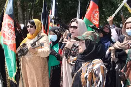 Mỹ rút hết quân, phụ nữ Afghanistan cầm súng chống Taliban
