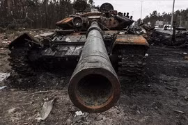 Xe tăng và pháo kéo "lạc trôi" trong cuộc xung đột Ukraine