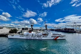 Tàu CSB 8021 nạp đầy nhiên liệu sẵn sàng hải trình về Việt Nam