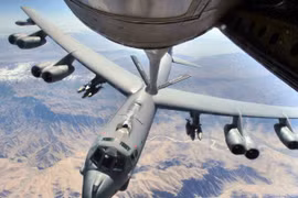 Sốc: Taliban cố bắn hạ pháo đài bay B-52 nhưng không được!