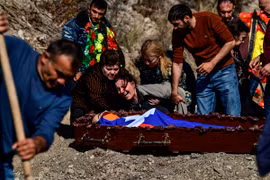 Những khoảnh khắc đau xé lòng sau cuộc xung đột giữa Armenia và Azerbaijan