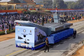 Quân đội Ấn Độ mang cả... tàu sân bay lên bờ để duyệt binh