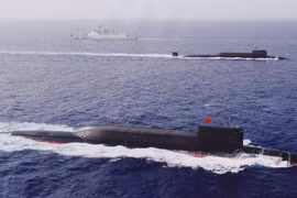 Tàu ngầm hạt nhân Trung Quốc đi nổi bất thường qua eo biển Đài Loan