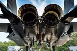 Tiêm kích F-15E gây sốc khi mang cùng lúc 5 tên lửa tàng hình nặng 1 tấn