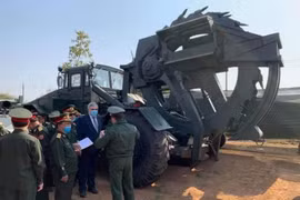 Dàn xe công binh Quân đội Lào vừa nhận vào biên chế