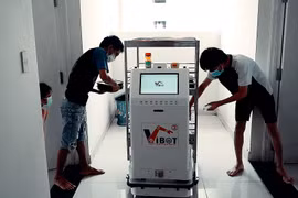 Dùng robot thay người chăm sóc bệnh nhân COVID-19 cách ly