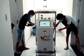 Dùng robot thay người chăm sóc bệnh nhân COVID-19 cách ly