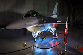 Slovakia: Đặt hàng 5 năm mới nhận chiếc F-16 đầu tiên