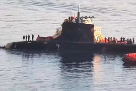 Hình ảnh tàu ngầm "sói biển" Mỹ trị giá 8 tỷ USD nát mũi vì va chạm ở Biển Đông