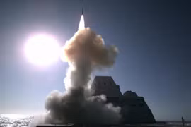 Vượt sóng cao 6m, khu trục Zumwalt phá tan mọi hoài nghi