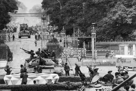 Sáng 30/4/1975: Xe tăng quân giải phóng từ 5 hướng tràn ngập Sài Gòn